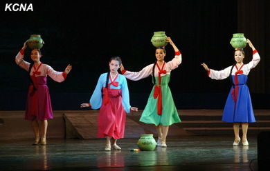朝鲜民众载歌载舞欢庆朝鲜建国66周年